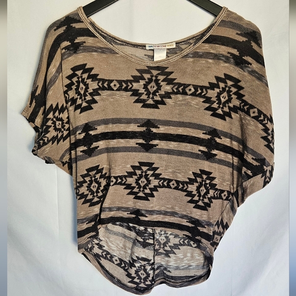 Tops - ❤️3/$12 Tribal Print Dolman/Batwing Shirt Black/Brown Size XS
